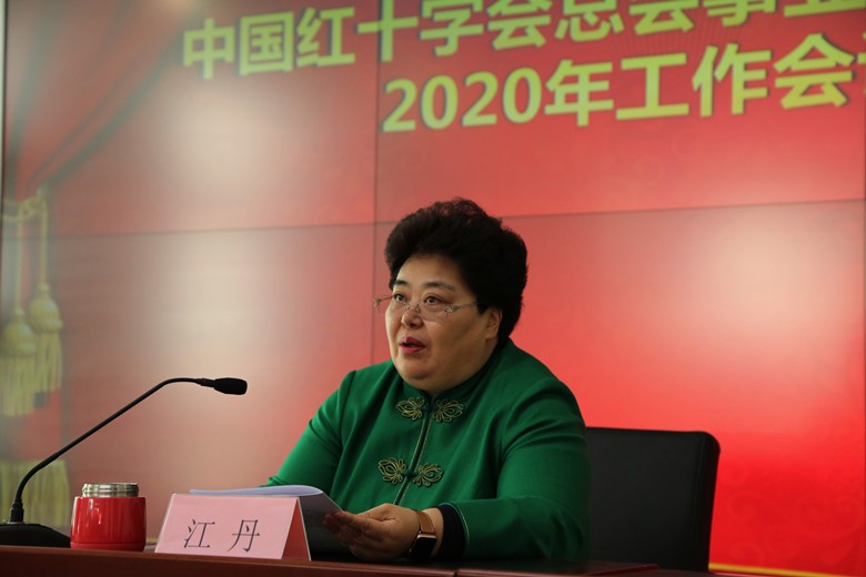 尽心助老的红十字人
