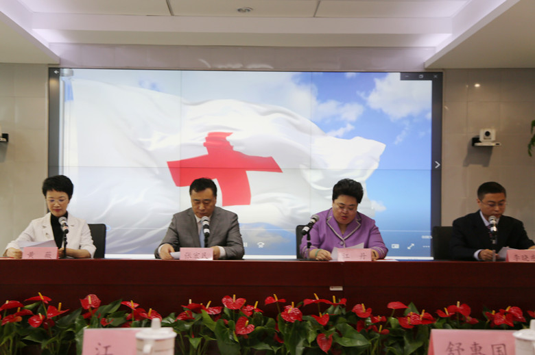 《我是红十字人 我先上》