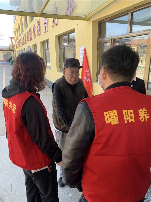 曜阳养老志愿服务队开展“清明忆党史、慰问老军人”活动