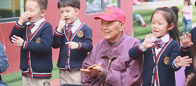 与儿童互动